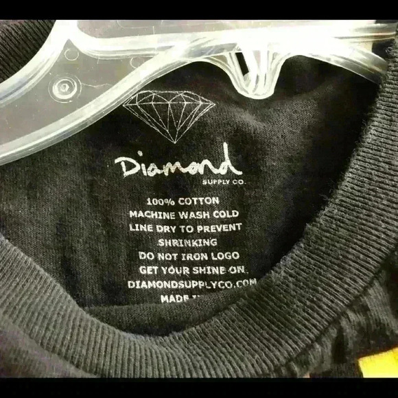 Men diamond t-shirt size medium. - Picture 3 of 4